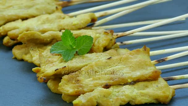 Delizioso Satay Pollo Sugli Spiedini Cucina Tradizionale Tailandese — Video Stock