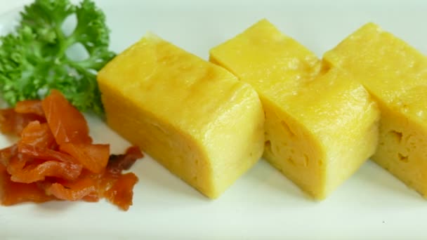 Вкусные Сладкие Яйца Копченый Лосось Традиционные Японские Блюда — стоковое видео