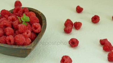 Küçük ahşap kase taze ahududu 