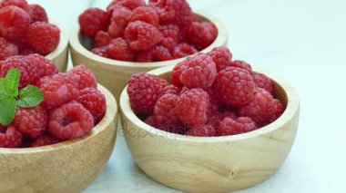 Küçük ahşap kase taze ahududu 