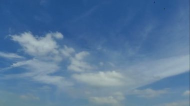 güzel mavi gökyüzü beyaz bulutlar ile video