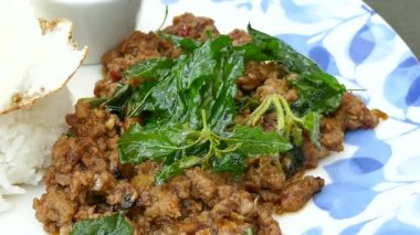 fesleğen soslu lezzetli tavada kızartılmış domuz eti bırakır