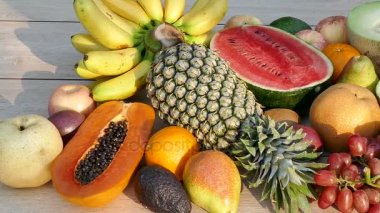 çeşitli tropikal meyveler 