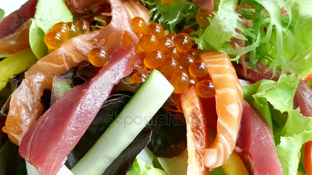 Копчений лосось салат — стокове відео