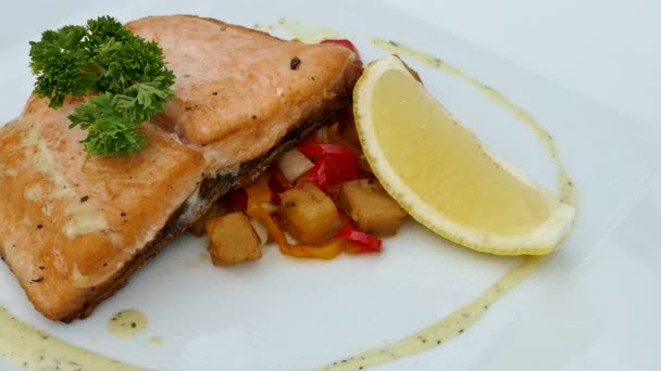 Grilled salmon steak — Stock Footage Grilled salmon steak Royalty Free Stock Video
