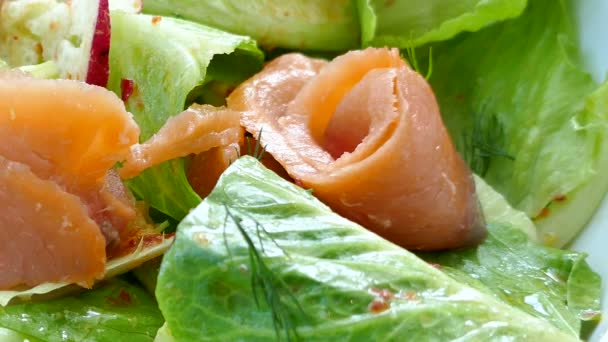 Ensalada de salmón ahumado — Vídeos de Stock