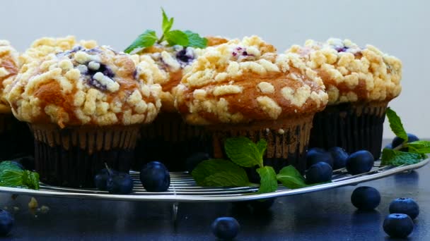 美味自制松饼与蓝莓金属网格 — 图库视频影像