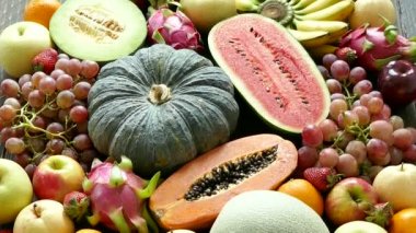 çeşitli tropikal meyveler 