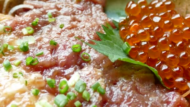美味的鲑鱼鞑靼与红鱼子酱在盘子里 — 图库视频影像