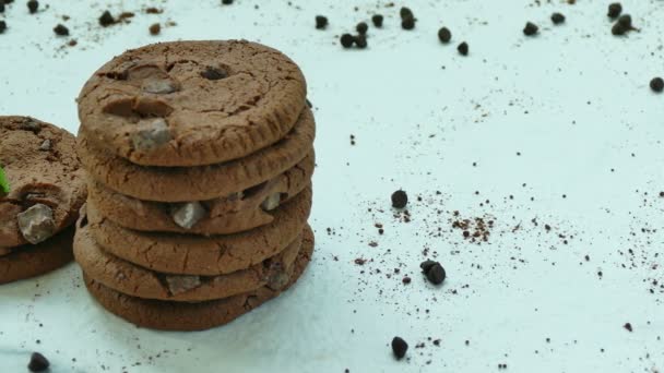 Deliciosos Biscoitos Caseiros Com Gotas Chocolate Fundo Branco — Vídeo de Stock