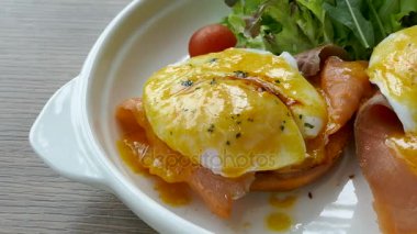 Füme somon Yumurta Benedict