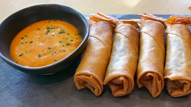 Heerlijke Gebakken Loempia Met Garnalen Saus — Stockvideo