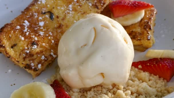 Heerlijke Franse Toast Met Bananen Aardbeien Witte Plaat — Stockvideo