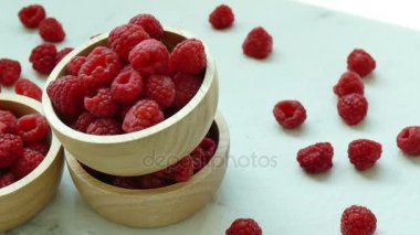 Küçük ahşap kase taze ahududu 