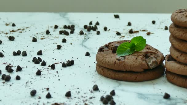 Heerlijke Zelfgemaakte Koekjes Met Chocolade Druppels Witte Achtergrond — Stockvideo
