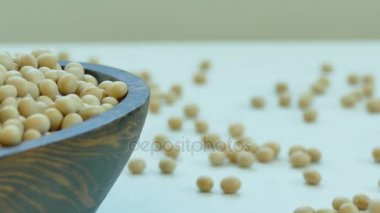 ahşap kase çiğ soya fasulye yığını