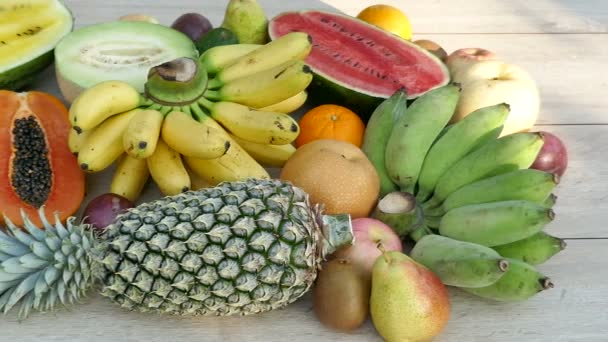Diverse tropiska frukter — Stockvideo