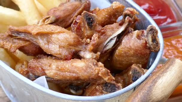 Finom Ropogós Sült Csirke Egészségtelen Élelmiszerek Fogalmát — Stock videók
