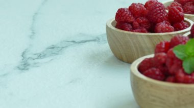 Küçük ahşap kase taze ahududu 