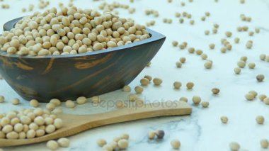 ham soya fasulyesi ahşap kase ve tahta kaşık kazık