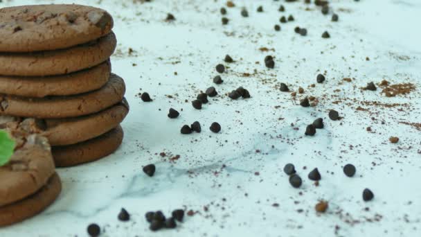 Heerlijke Zelfgemaakte Koekjes Met Chocolade Druppels Witte Achtergrond — Stockvideo