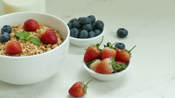 Вкусный Здоровый Завтрак Мюсли Ягодами — стоковое видео