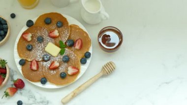 tereyağı ve taze çilek beyaz plaka ile lezzetli gözleme 