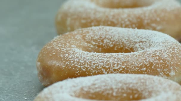 上に砂糖のアイシングと甘い自家製ドーナツ — ストック動画