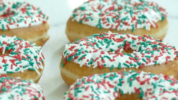 Süße Hausgemachte Donuts Mit Zuckerstreusel Obendrauf — Stockvideo