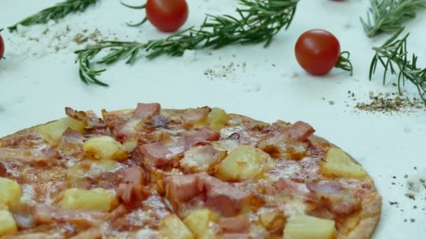 美味的比萨配洋葱 — 图库视频影像