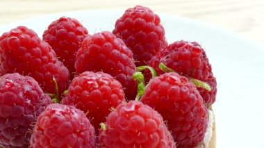 lezzetli taze ahududu tart tatlı beyaz plaka 