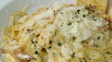 leziz spagetti carbonara gevrek domuz pastırması ile 