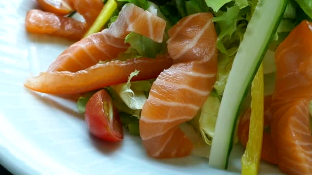 Délicieuse salade de sashimi — Video