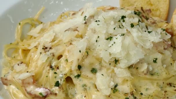 Delicioso Spaghetti Carbonara Con Tocino Crujiente — Vídeos de Stock