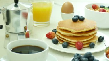 Beyaz tabak içinde taze çilek ile lezzetli gözleme 