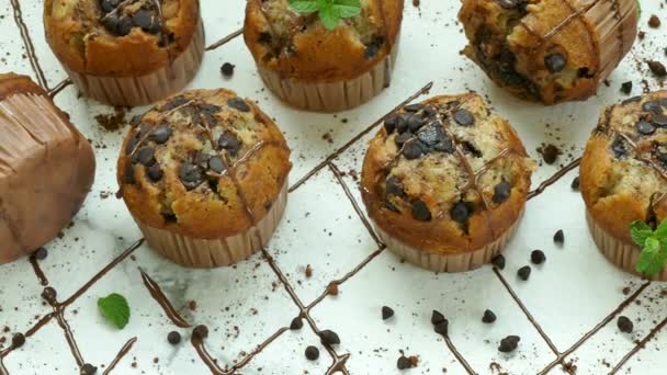 Heerlijke Zelfgemaakte Muffins Met Chocolade Druppels Metalen Raster — Stockvideo