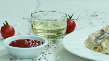 leziz spagetti carbonara gevrek domuz pastırması ile 