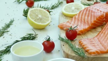 yemek pişirmek için malzemelerle taze Çiğ somon fileto