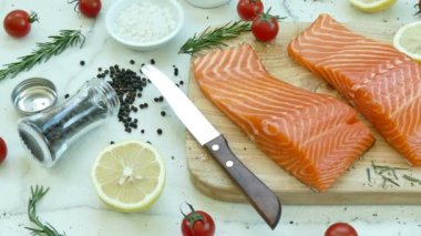yemek pişirmek için malzemelerle taze Çiğ somon fileto