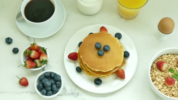 パンケーキ 新鮮な果実 コーヒー お粥の朝食 — ストック動画