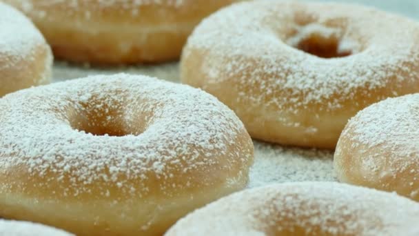 Süße Hausgemachte Donuts Mit Puderzucker Obendrauf — Stockvideo