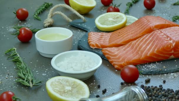 Filete Fresco Salmón Crudo Con Ingredientes Para Cocinar — Vídeo de stock