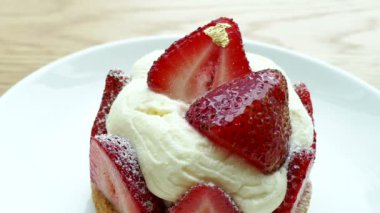 çilek ile lezzetli tart