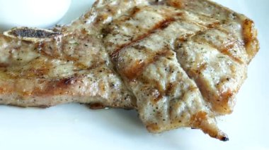 Beyaz tabak lezzetli ızgara domuz eti biftek 