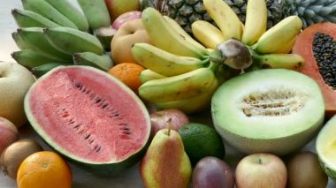 çeşitli tropikal meyveler 