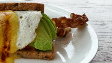 taze avokado ve pastırma ile lezzetli sandviç