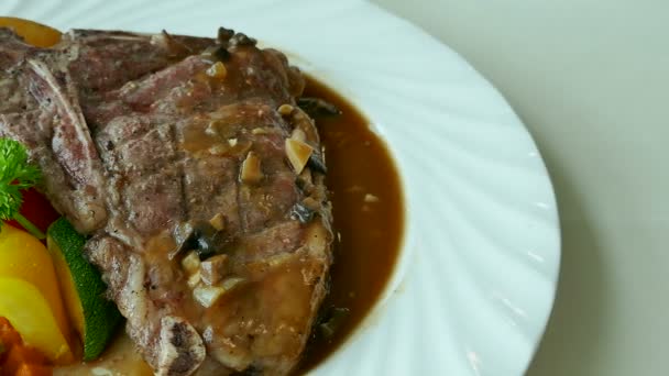 おいしい新鮮な牛肉ステーキ添え白皿の上 — ストック動画