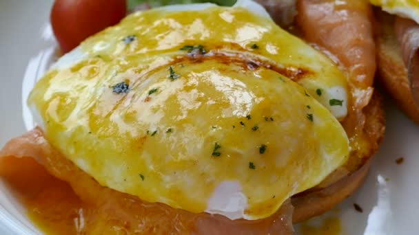 Deliciosos Huevos Benedict Con Salmón Ahumado Plato Blanco — Vídeo de stock