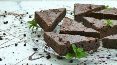 nane yaprakları ile lezzetli çikolatalı browni kek 