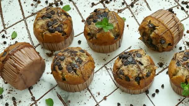 Heerlijke Zelfgemaakte Muffins Met Chocolade Druppels — Stockvideo